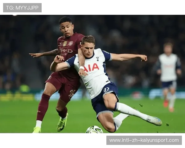 曼联备战热刺,年轻力量逐渐崭露头角 曼联备战热刺,年轻力量逐渐崭露头角